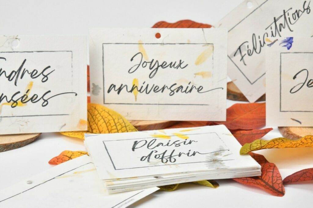 Cartes compliments sur papier fait main avec inclusions de véritable pétales de fleurs – Impression noir jet d’encre water – 1 trou 4mm
