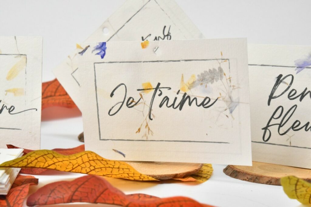 Cartes compliments sur papier fait main avec inclusions de véritable pétales de fleurs – Impression noir jet d’encre water – 1 trou 4mm