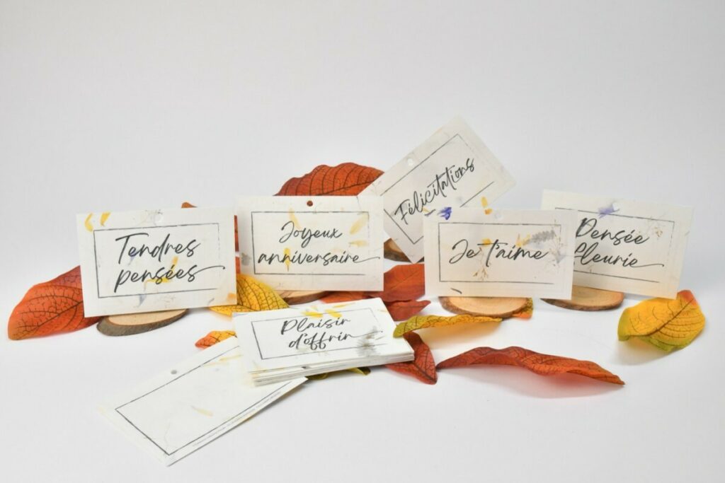 Cartes compliments sur papier fait main avec inclusions de véritable pétales de fleurs – Impression noir jet d’encre water – 1 trou 4mm