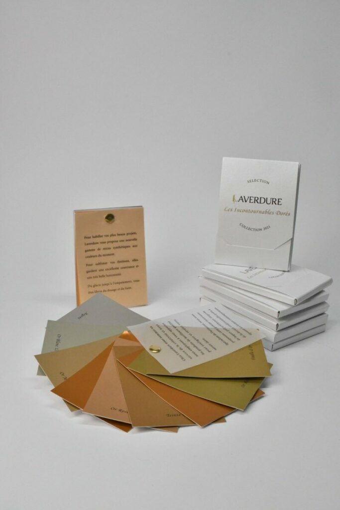 Nuancier pour laquage dorés avec vis de reliure et sa pochette sur mesure en patte triangle – Marquage à chaud galbé – Sirio Pearl Ice White