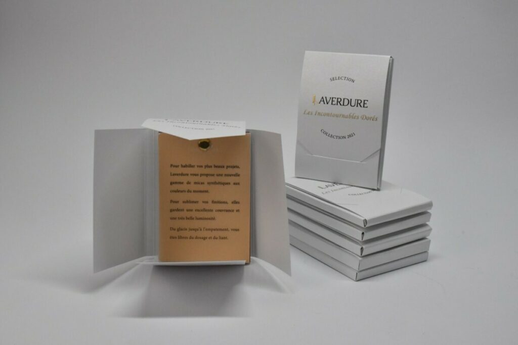 Nuancier pour laquage dorés avec vis de reliure et sa pochette sur mesure en patte triangle – Marquage à chaud galbé – Sirio Pearl Ice White