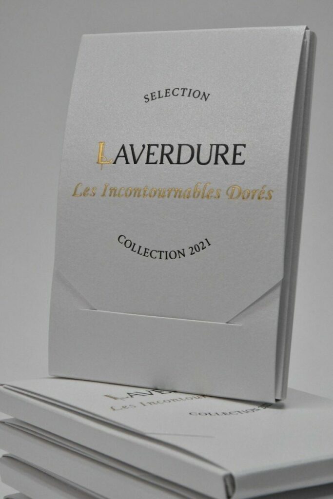 Nuancier pour laquage dorés avec vis de reliure et sa pochette sur mesure en patte triangle – Marquage à chaud galbé – Sirio Pearl Ice White