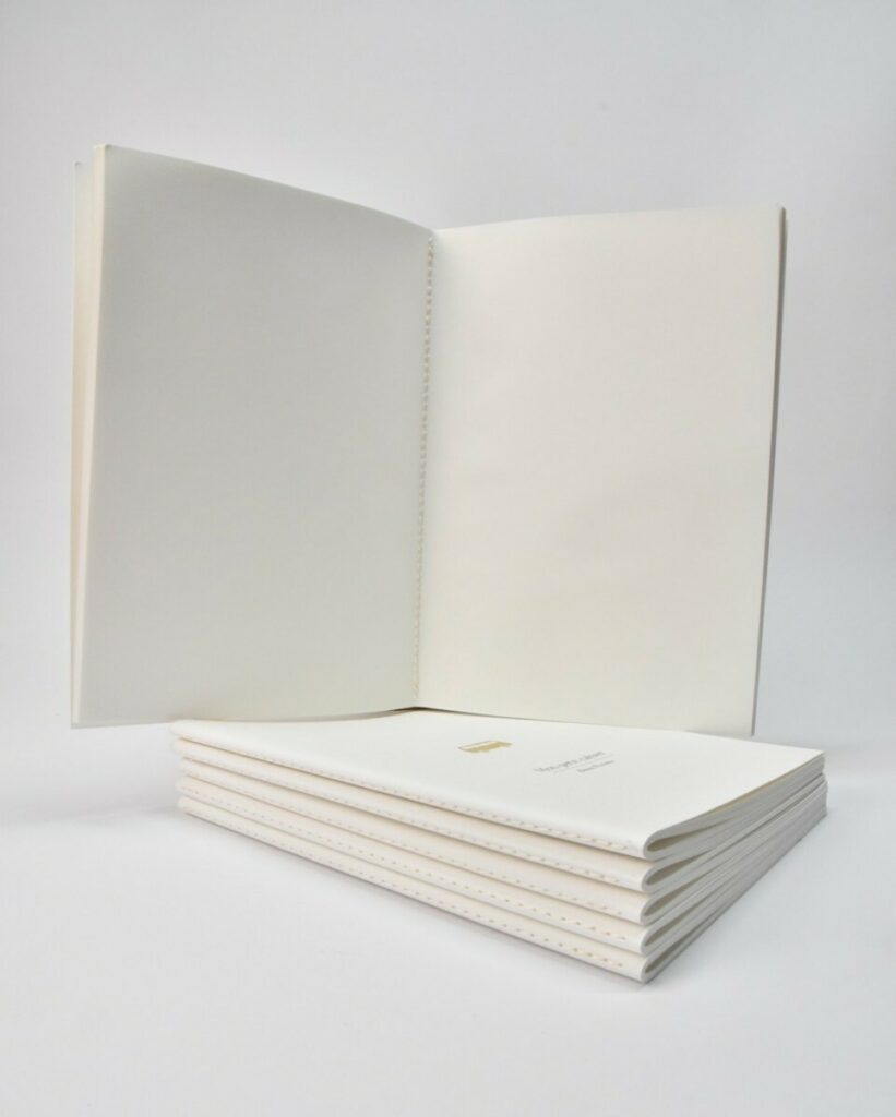 Carnets de notes illustratrice avec motifs en dorure à chaud or mat – Old mill premium white – Reilure en couture singer au pli avec fil blanc