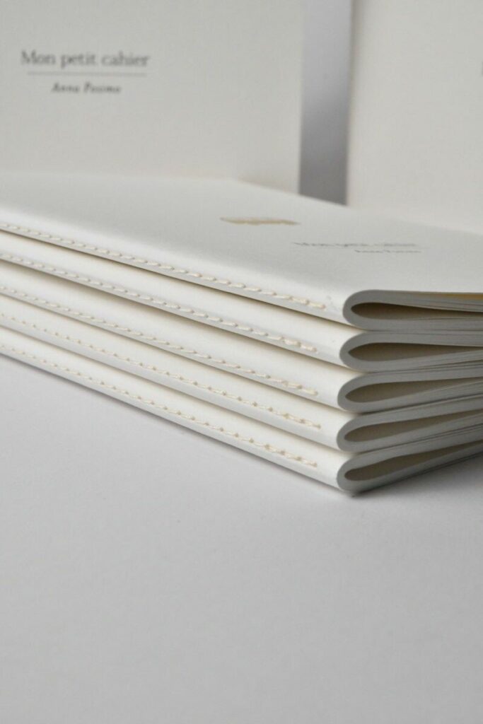 Carnets de notes illustratrice avec motifs en dorure à chaud or mat – Old mill premium white – Reilure en couture singer au pli avec fil blanc