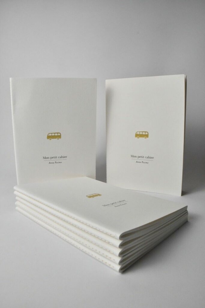Carnets de notes illustratrice avec motifs en dorure à chaud or mat – Old mill premium white – Reilure en couture singer au pli avec fil blanc