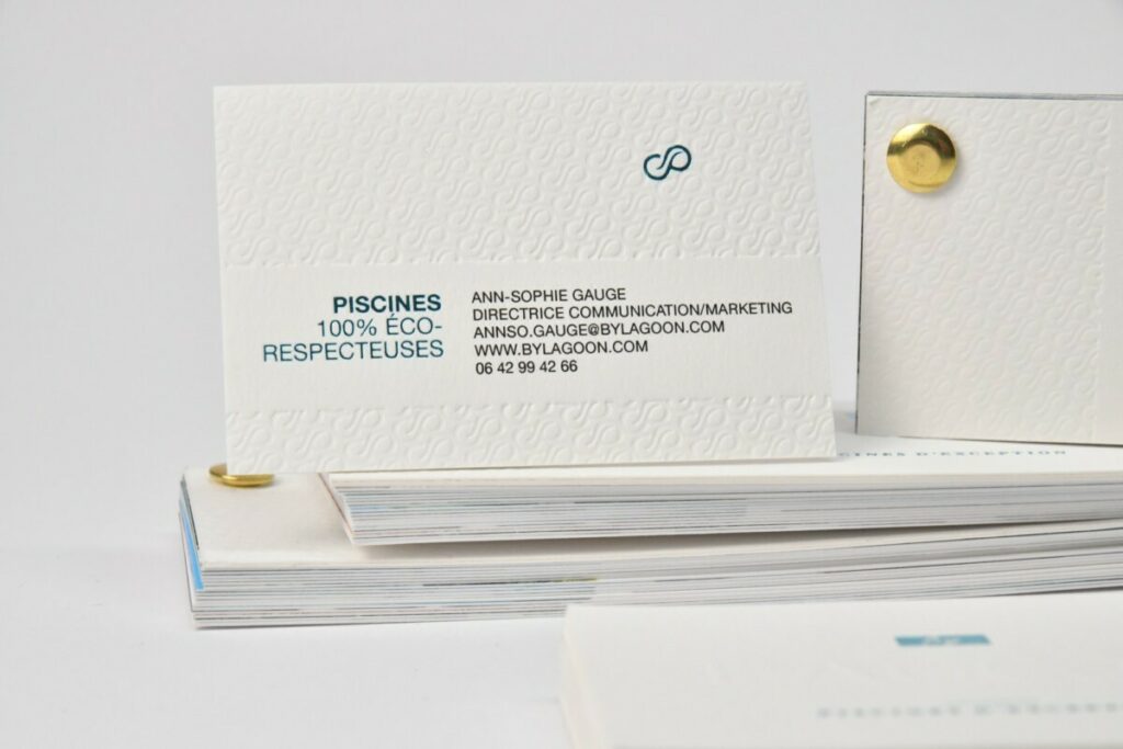 Cartes de visite pour créateur de Piscine – Embossage en relief et débossage en creux – Contre collage duplex 600gr – Old mill premium white – Marquage à chaud Kurz 391
