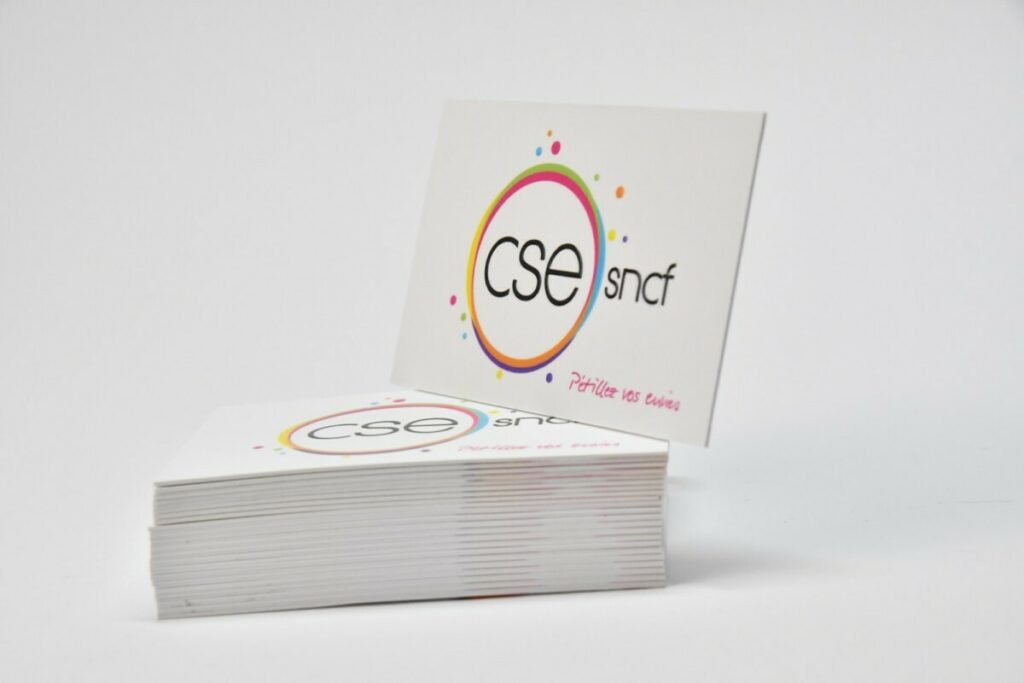 Carte de visite pétillante en vernis 3D et contre collage duplex 2x350g – Pelliculage Mat
