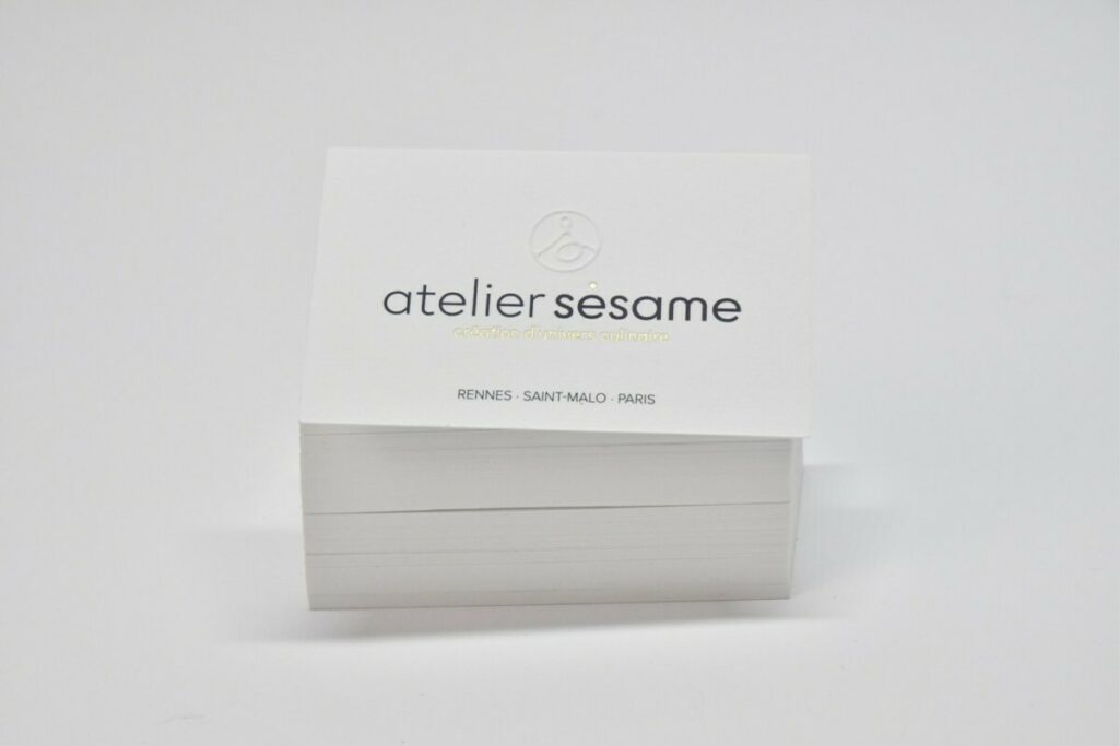 Carte de visite graphiste culinaire sur papier pur coton 350g – Gaufrage logo embossé – Marquage à chaud Or Mat – Impression Pantone bleue 2767U
