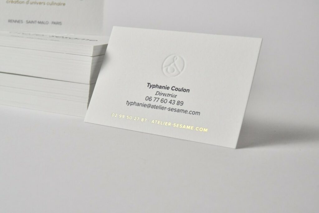 Carte de visite graphiste culinaire sur papier pur coton 350g – Gaufrage logo embossé – Marquage à chaud Or Mat – Impression Pantone bleue 2767U