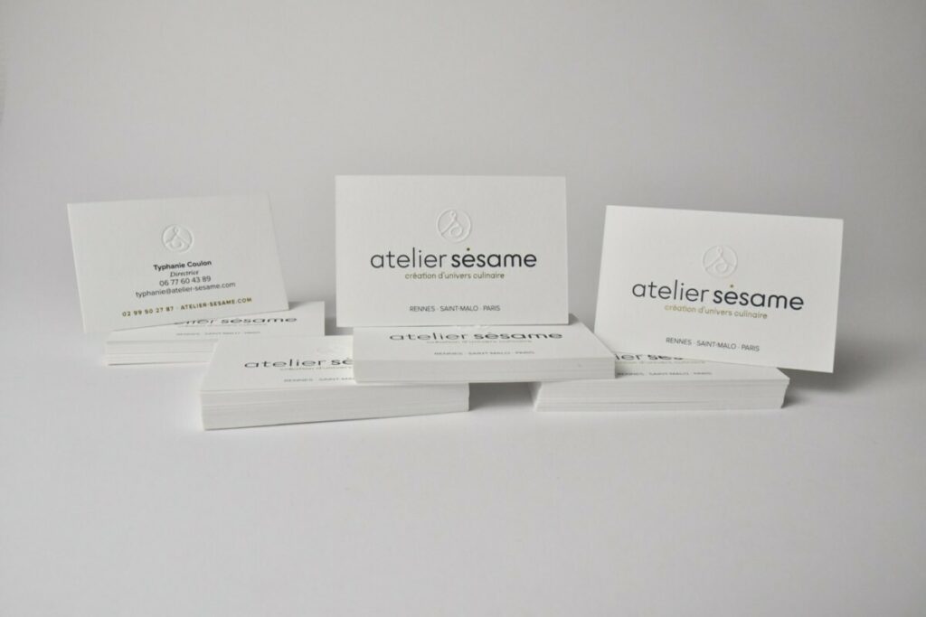 Carte de visite graphiste culinaire sur papier pur coton 350g – Gaufrage logo embossé – Marquage à chaud Or Mat – Impression Pantone bleue 2767U