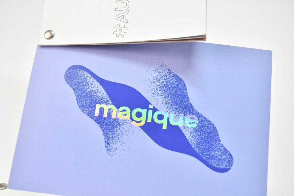 Flyer nuancier A6 pour produits cosmétiques – Dorure holographique sur mots et reliure par vis chromé