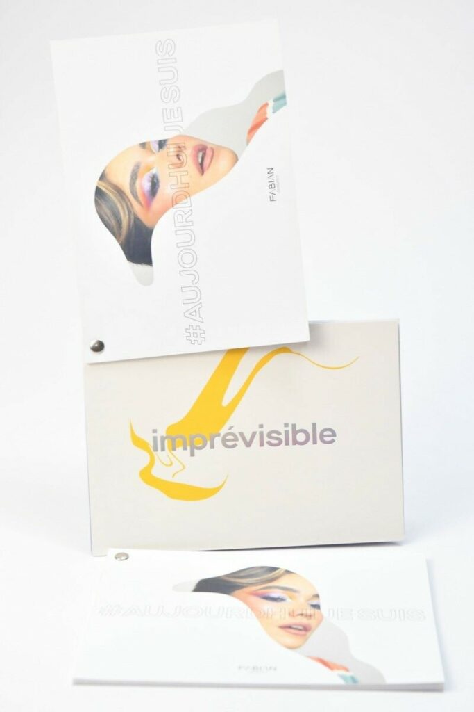 Flyer nuancier A6 pour produits cosmétiques – Dorure holographique sur mots et reliure par vis chromé