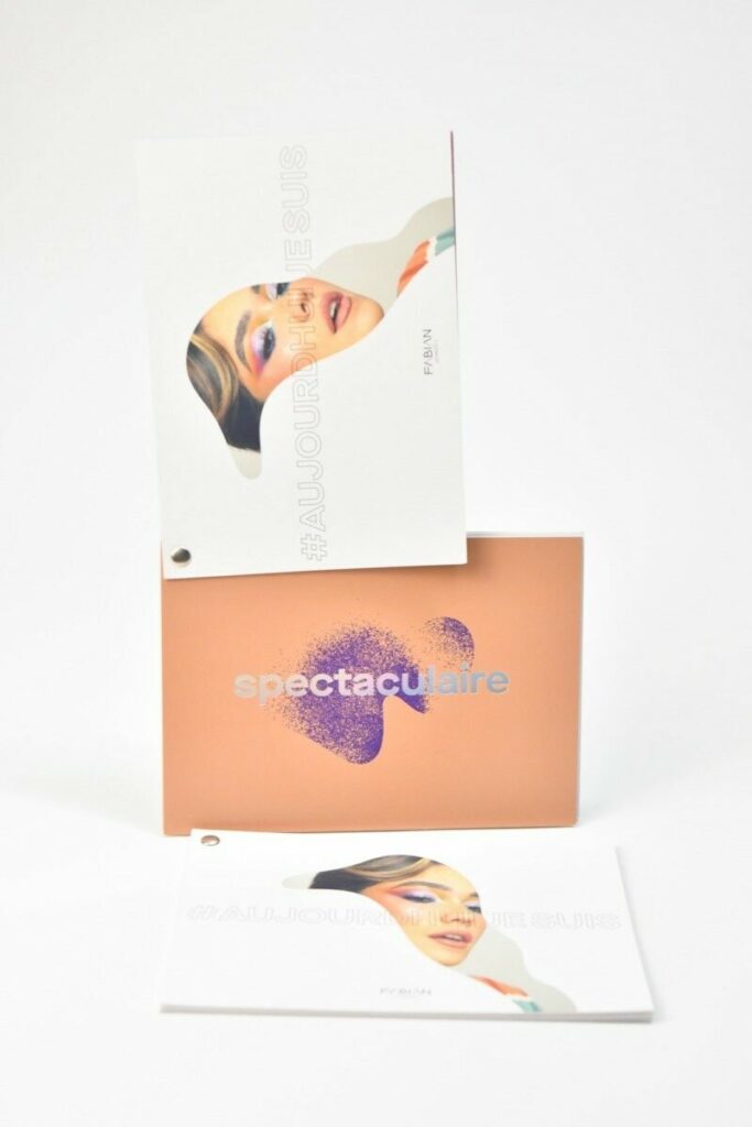Flyer nuancier A6 pour produits cosmétiques – Dorure holographique sur mots et reliure par vis chromé