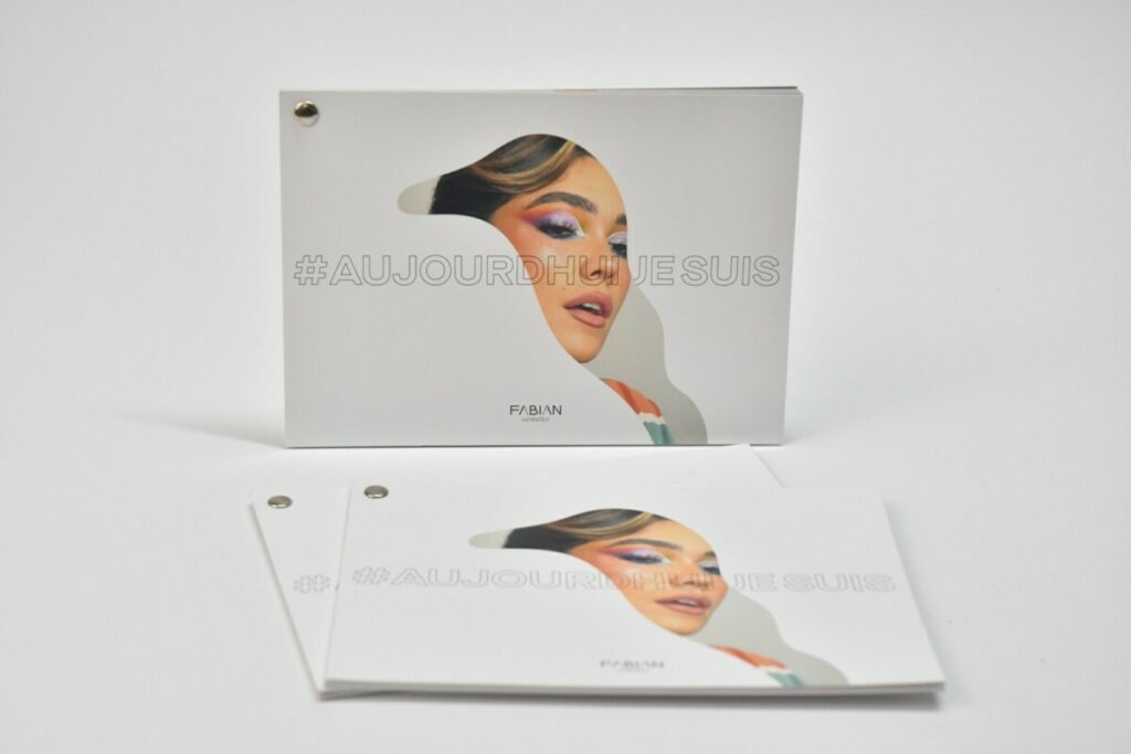 Flyer nuancier A6 pour produits cosmétiques – Dorure holographique sur mots et reliure par vis chromé
