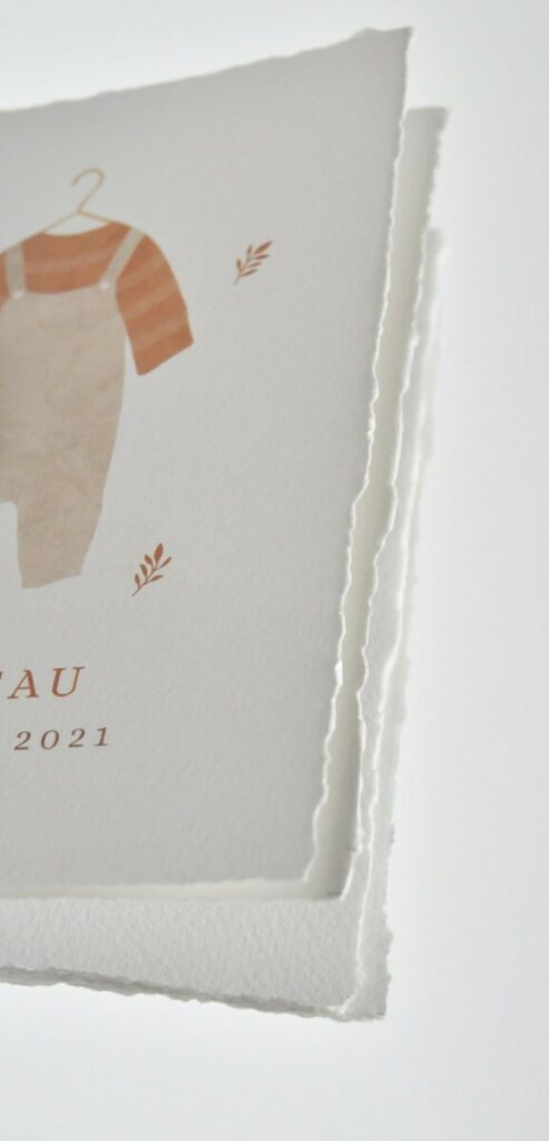 Faire-part de naissance garçon salopette terracotta – Dépliant 4 pages – rainage et découpe bords frangés manuelle