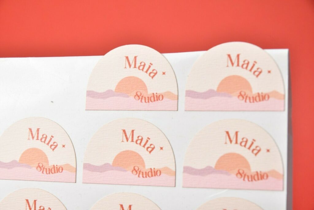 Stickers sur mesure en papier texturé – découpe mi-chaire en forme d’arche en planche – Rives tradition blanc naturel 120g