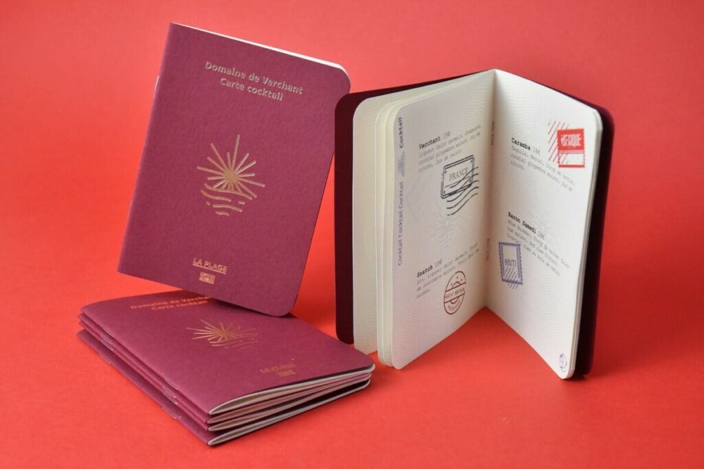 Carte cocktail restaurant imitation passeport – Marquage à chaud cuivre 355 – Découpe 2 angles arrondis 9mm – Agrafes cuivre