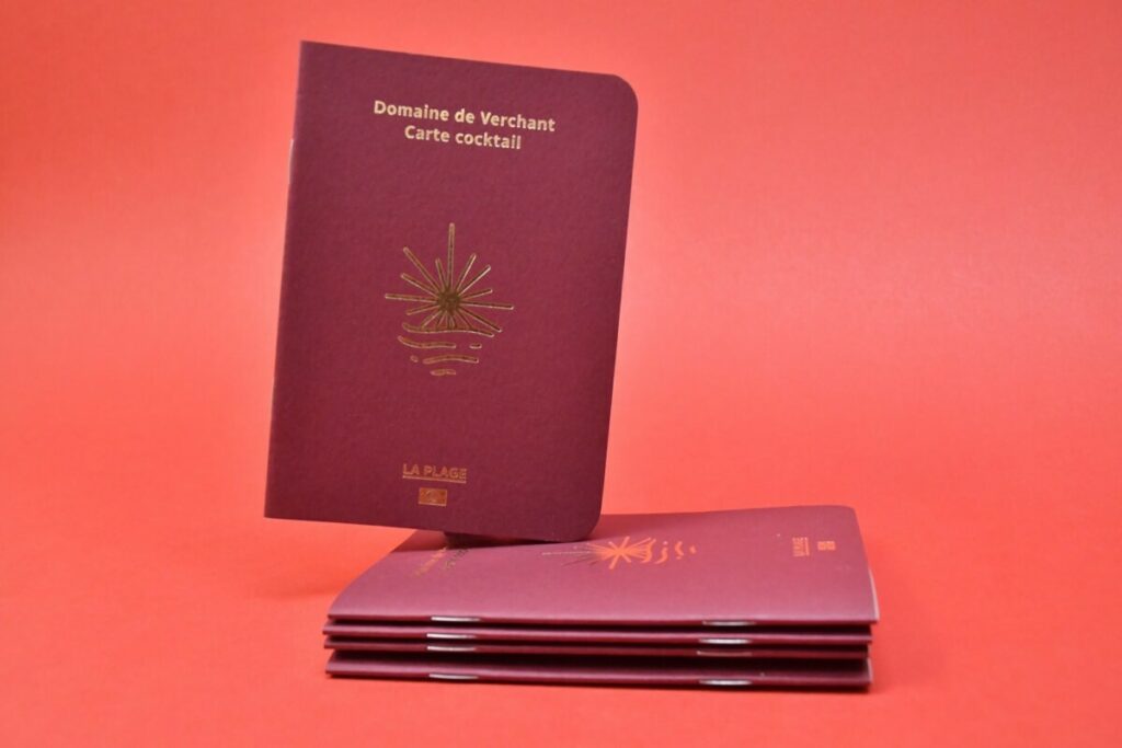 Carte cocktail restaurant imitation passeport – Marquage à chaud cuivre 355 – Découpe 2 angles arrondis 9mm – Agrafes cuivre