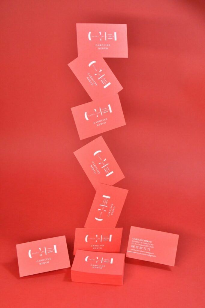 Cartes de visite agence de formation et conseil – Marquage à chaud blanc brillant – Freelife Merida Ochre – Extract Khaki 380gr – Keaykolour Coral 300g