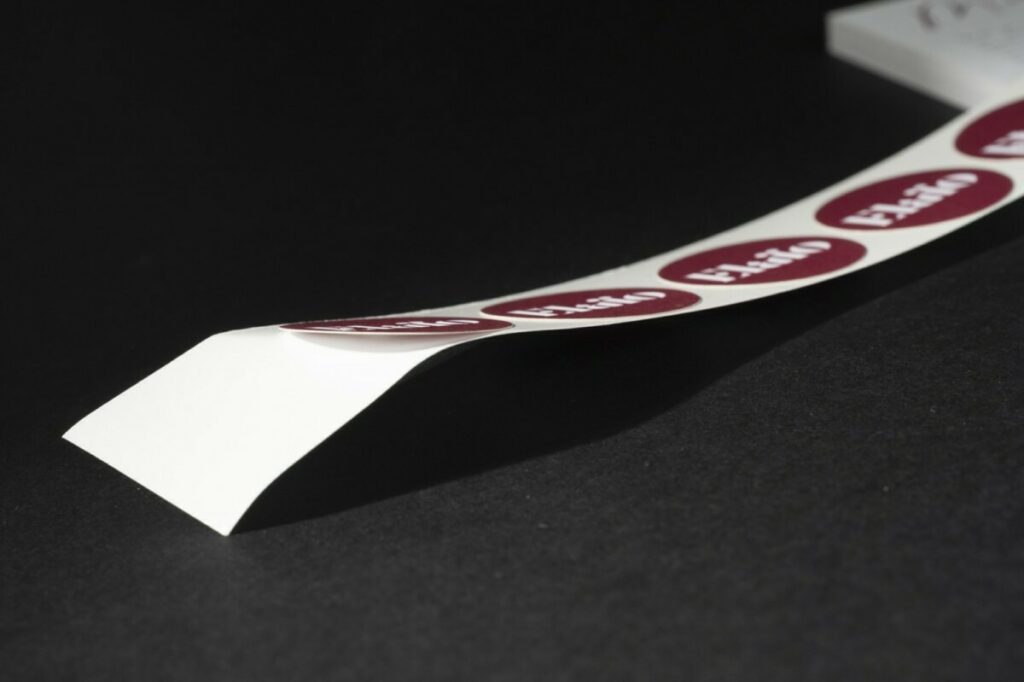 Cartes de présentation et stickers en découpe mi-chaire pour huiles de parfum – Old Mill Premium white 300g – Pantone 7427U