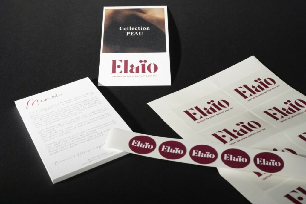 Cartes de présentation et stickers en découpe mi-chaire pour huiles de parfum – Old Mill Premium white 300g – Pantone 7427U