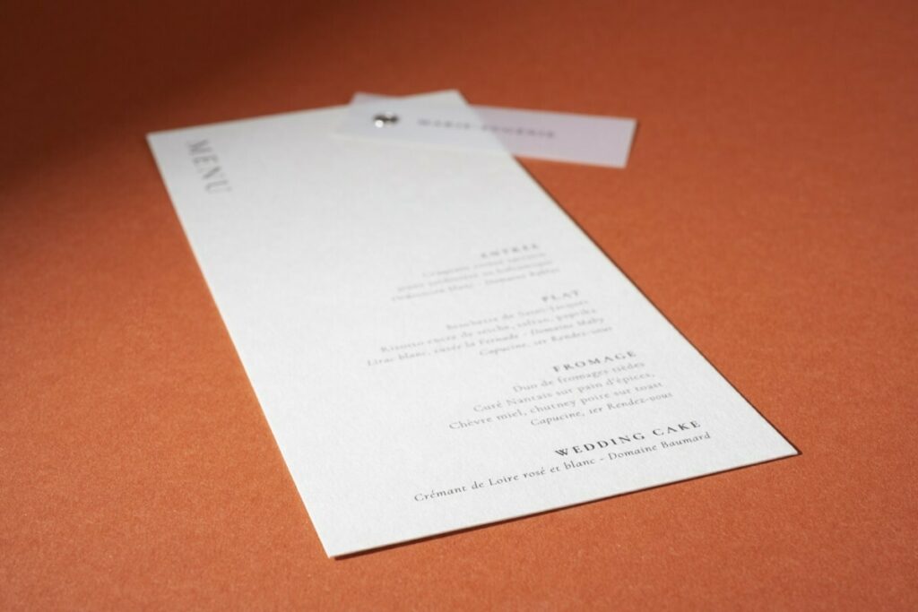 Menu de mariage vertical avec marque place en calque et oeillet argent – Colorplan Pale Grey 270g