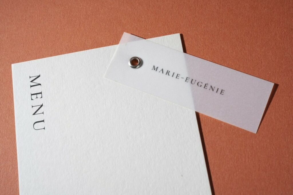 Menu de mariage vertical avec marque place en calque et oeillet argent – Colorplan Pale Grey 270g