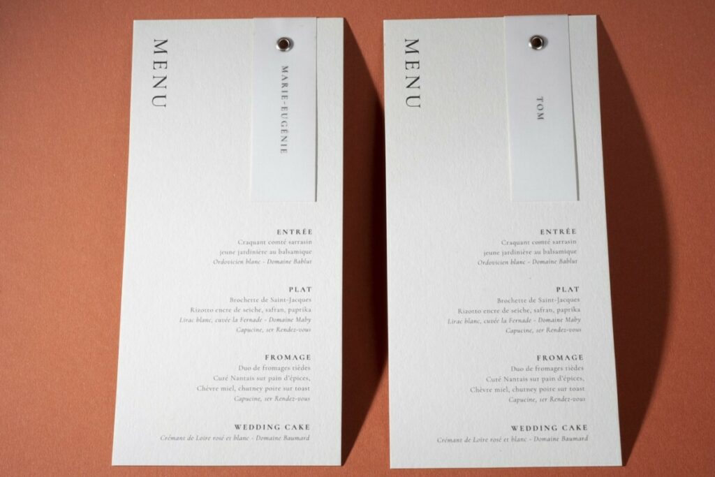 Menu de mariage vertical avec marque place en calque et oeillet argent – Colorplan Pale Grey 270g