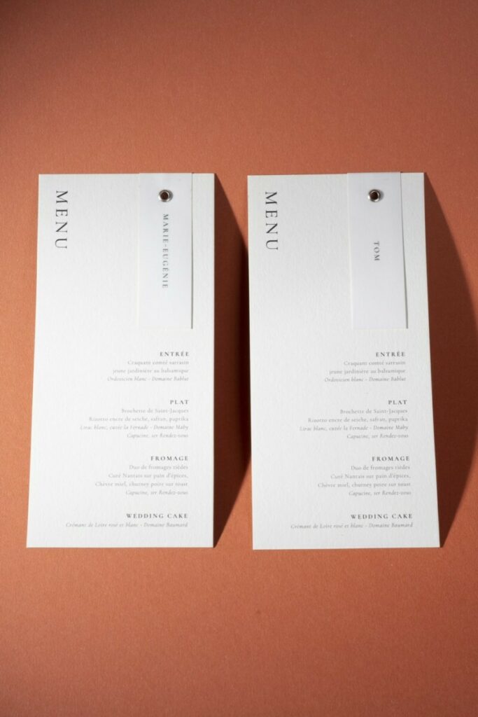 Menu de mariage vertical avec marque place en calque et oeillet argent – Colorplan Pale Grey 270g