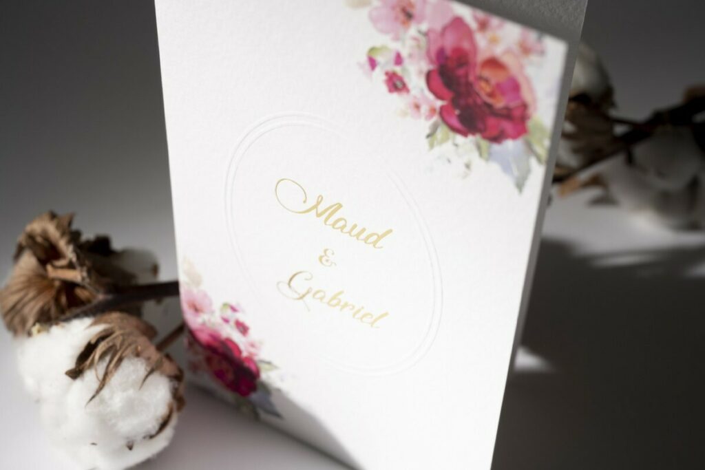 Faire-part de mariage avec embossage dessin fleurs aquarelles – Dorure à chaud sur prénoms  – Tintoretto gesso 300g