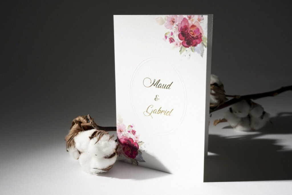 Faire-part de mariage avec embossage dessin fleurs aquarelles – Dorure à chaud sur prénoms  – Tintoretto gesso 300g