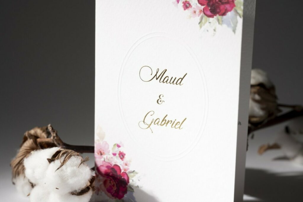 Faire-part de mariage avec embossage dessin fleurs aquarelles – Dorure à chaud sur prénoms  – Tintoretto gesso 300g