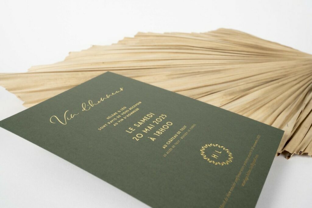 Faire-part de mariage avec enveloppes C5 patte pointues sur mesure avec marquage à chaud or brillant –  Sirio color black – Old mill Premium white – Keaykolour Sequoia
