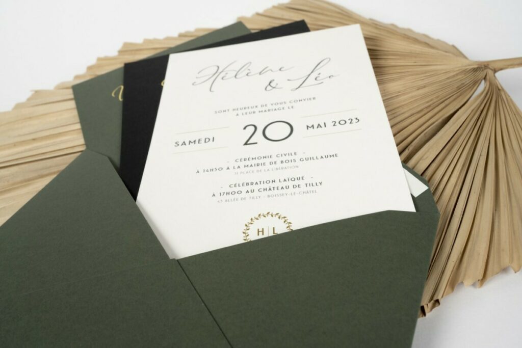 Faire-part de mariage avec enveloppes C5 patte pointues sur mesure avec marquage à chaud or brillant –  Sirio color black – Old mill Premium white – Keaykolour Sequoia