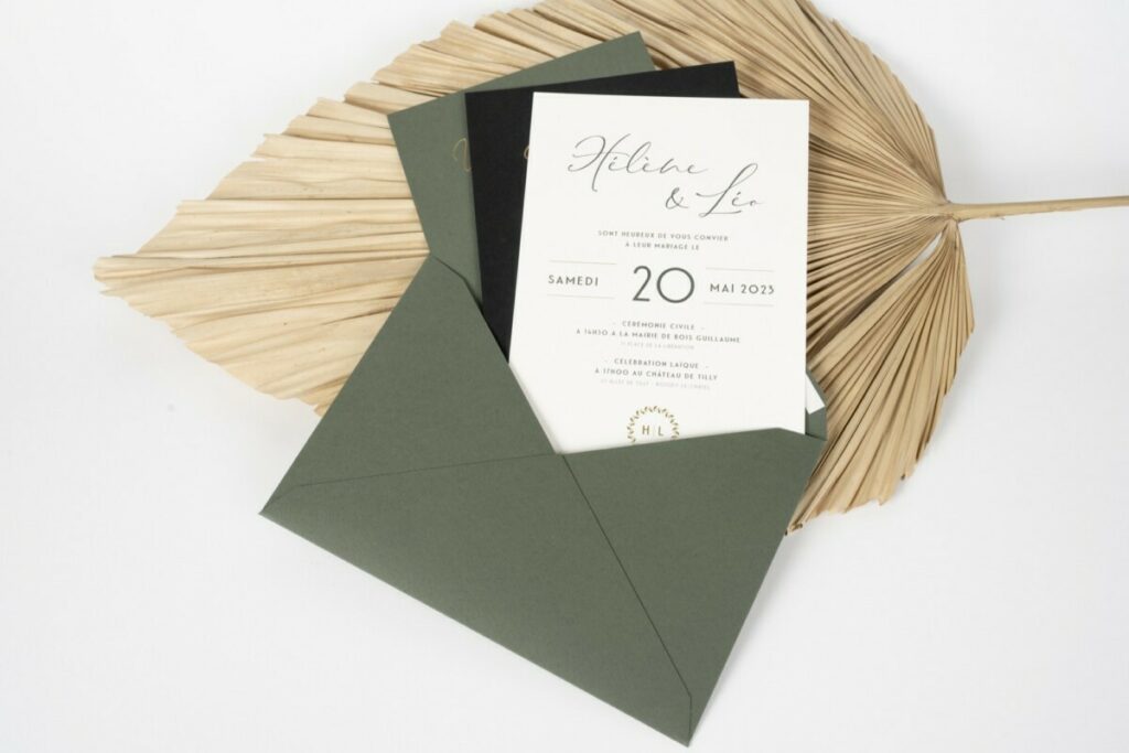Faire-part de mariage avec enveloppes C5 patte pointues sur mesure avec marquage à chaud or brillant –  Sirio color black – Old mill Premium white – Keaykolour Sequoia