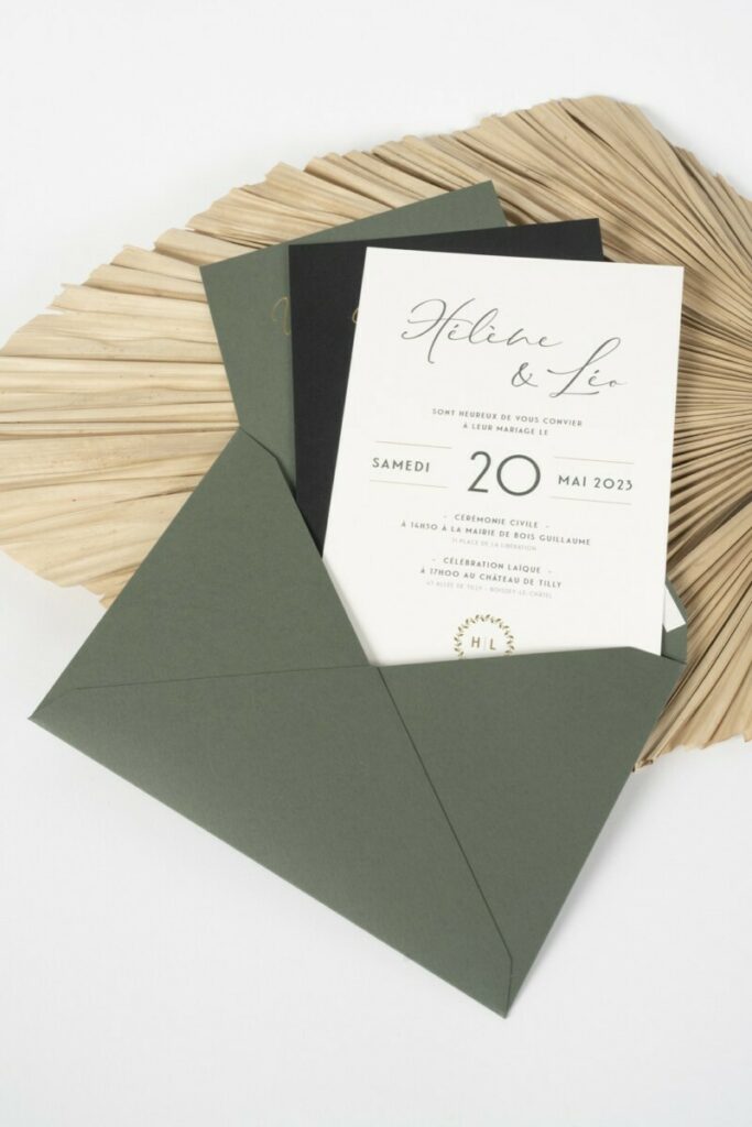 Faire-part de mariage avec enveloppes C5 patte pointues sur mesure avec marquage à chaud or brillant –  Sirio color black – Old mill Premium white – Keaykolour Sequoia