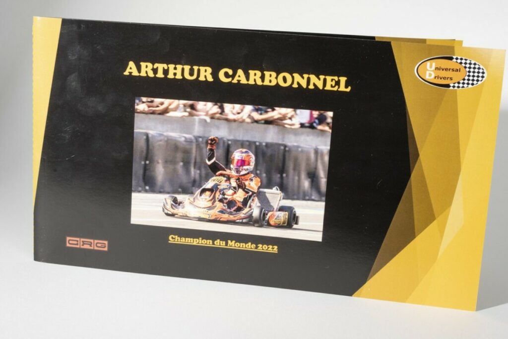 Brochure de sponsoring pilote karting – Format A4 paysage avec reliure en couture Singer jaune au pli