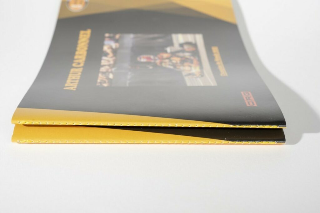 Brochure de sponsoring pilote karting – Format A4 paysage avec reliure en couture Singer jaune au pli