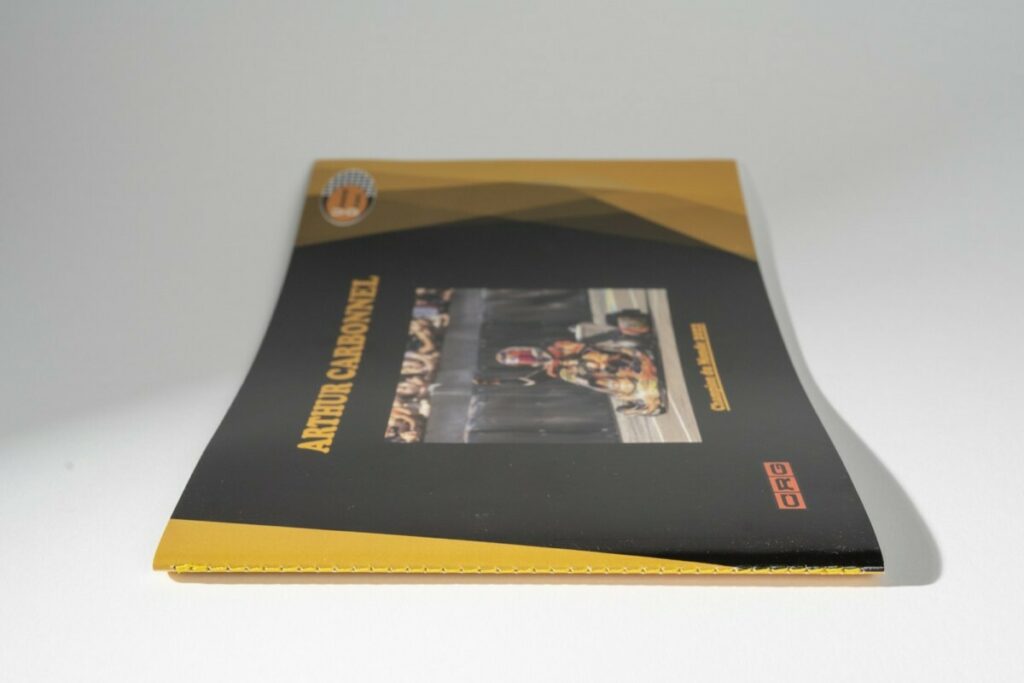 Brochure de sponsoring pilote karting – Format A4 paysage avec reliure en couture Singer jaune au pli
