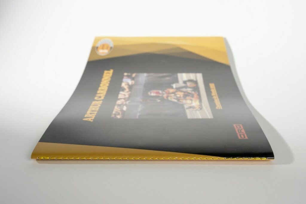 Brochure de sponsoring pilote karting – Format A4 paysage avec reliure en couture Singer jaune au pli