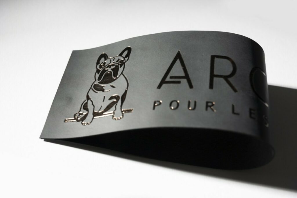 Etiquettes produit accessoires pour chien – Marquage à chaud en débossage sur cuir recyclé wintan – Argent mat et Marron