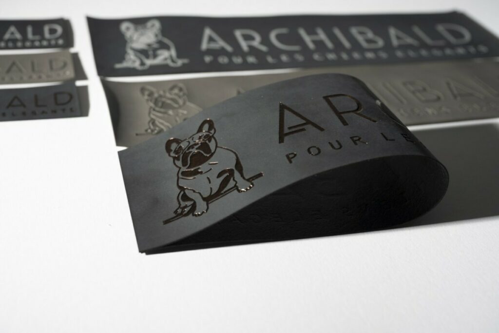 Etiquettes produit accessoires pour chien – Marquage à chaud en débossage sur cuir recyclé wintan – Argent mat et Marron
