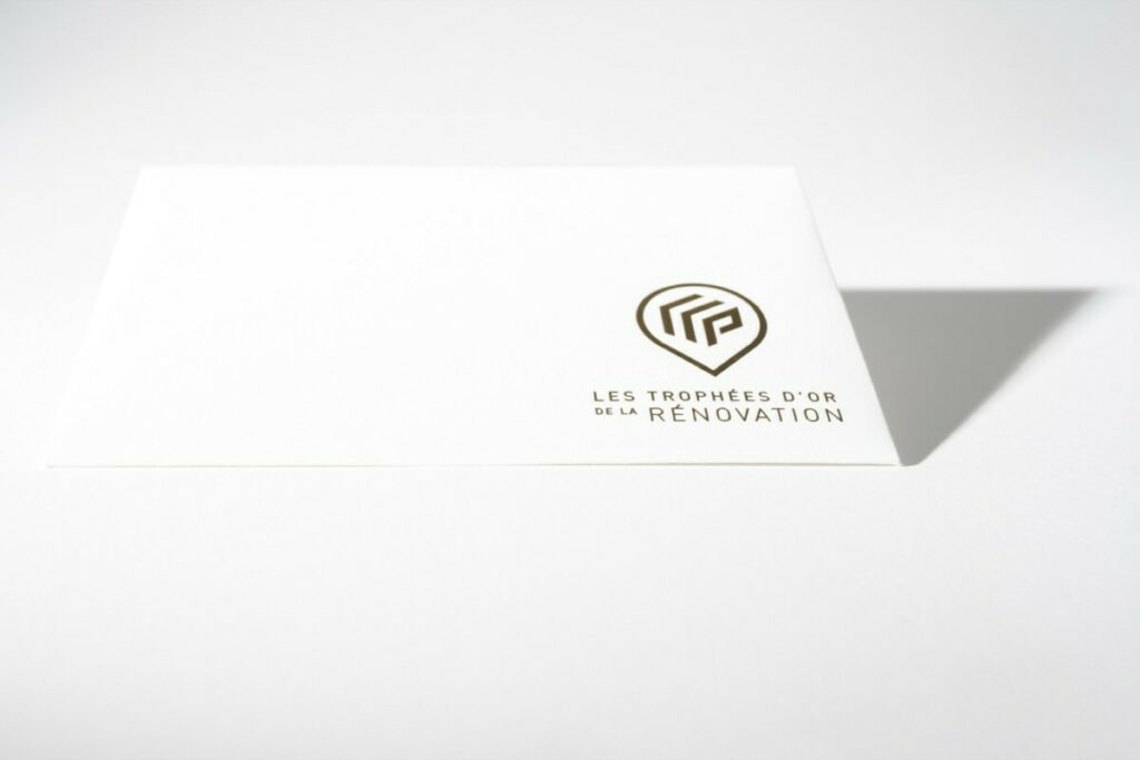 Enveloppes C6 sur mesure patte triangle avec dorure à chaud or brillant du logo – Forme de découpe – Impression numérique – Montage avec double face en attente