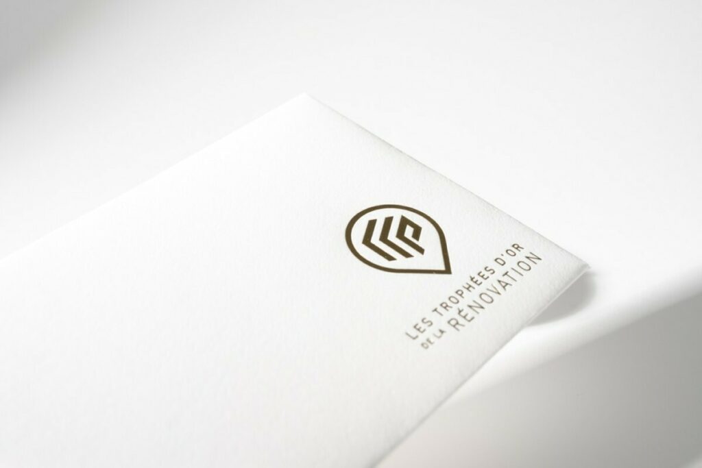 Enveloppes C6 sur mesure patte triangle avec dorure à chaud or brillant du logo – Forme de découpe – Impression numérique – Montage avec double face en attente