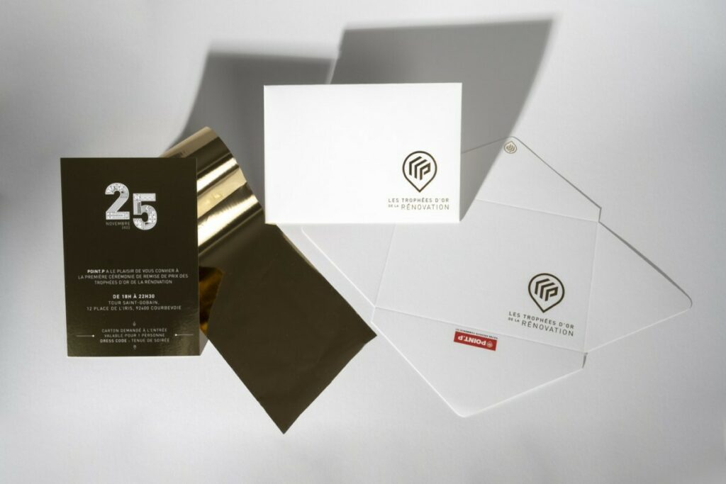 Enveloppes C6 sur mesure patte triangle avec dorure à chaud or brillant du logo – Forme de découpe – Impression numérique – Montage avec double face en attente