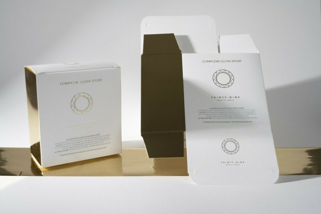 Packaging cosmétique avec dorure à chaud or brillante en aplat et forme de découpe – Invercote G 300gr – Impression Pantone Bleu