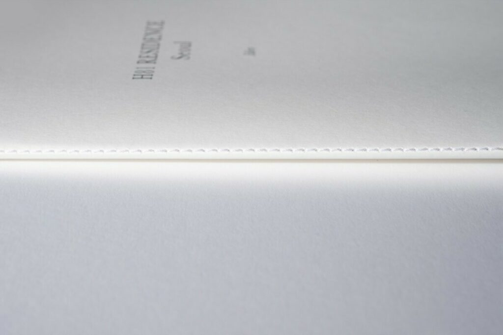 Book Architecte A4 fermé avec reliure singer fil dépassants blancs – Old mill Premium white 130g