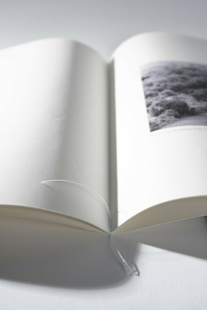Book Architecte A4 fermé avec reliure singer fil dépassants blancs – Old mill Premium white 130g