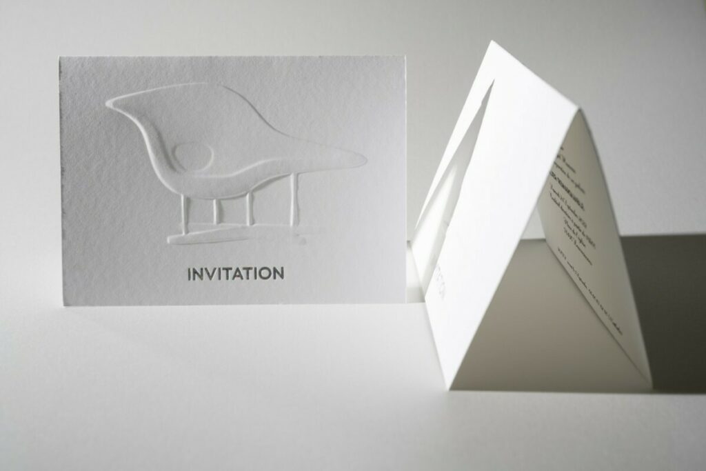 Carton d’inauguration galerie – Gaufrage chaise designer en 3D multi-niveaux – Dorure à chaud holographique en débossage – Papier pur coton Cocaïne 350gr