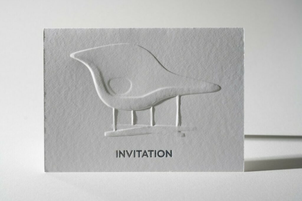 Carton d’inauguration galerie – Gaufrage chaise designer en 3D multi-niveaux – Dorure à chaud holographique en débossage – Papier pur coton Cocaïne 350gr
